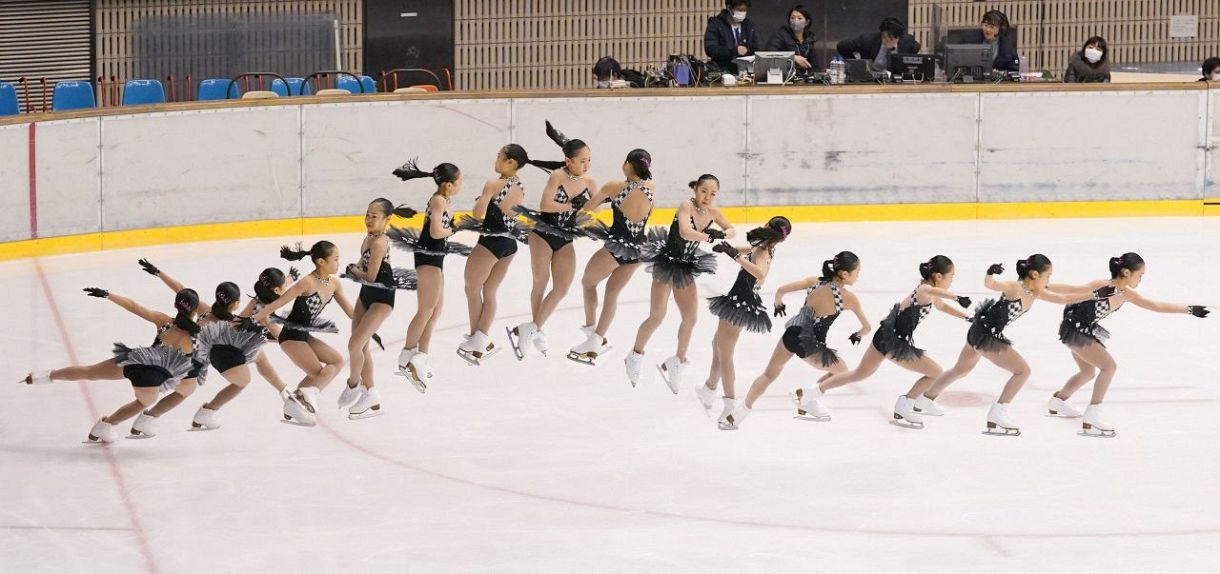 ◇4回転トーループを決める 島田麻央の連続合成写真【写真】：中日