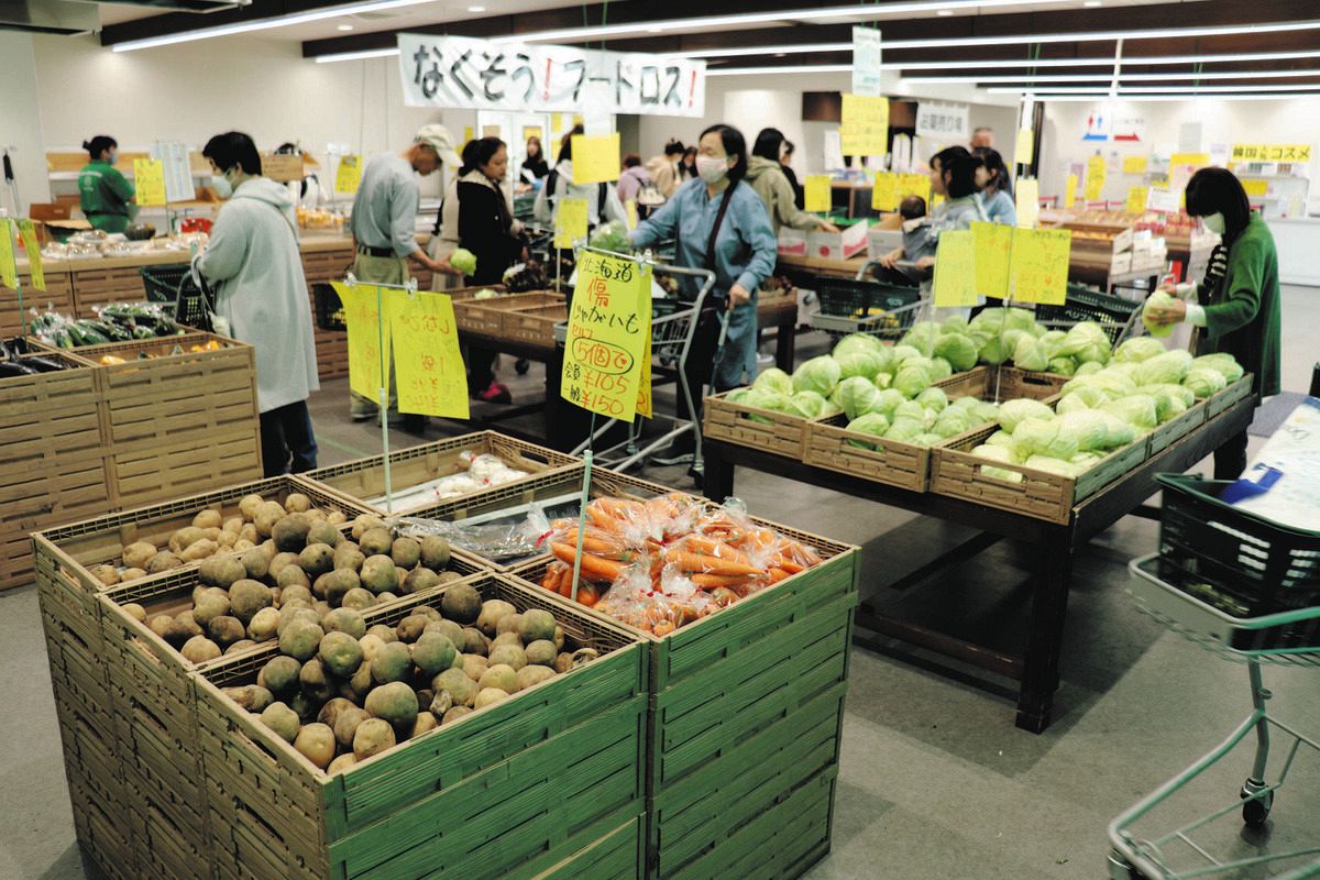 開店前から行列、激安青果店「ベジブル小牧店」の狙いとは スーパーの 