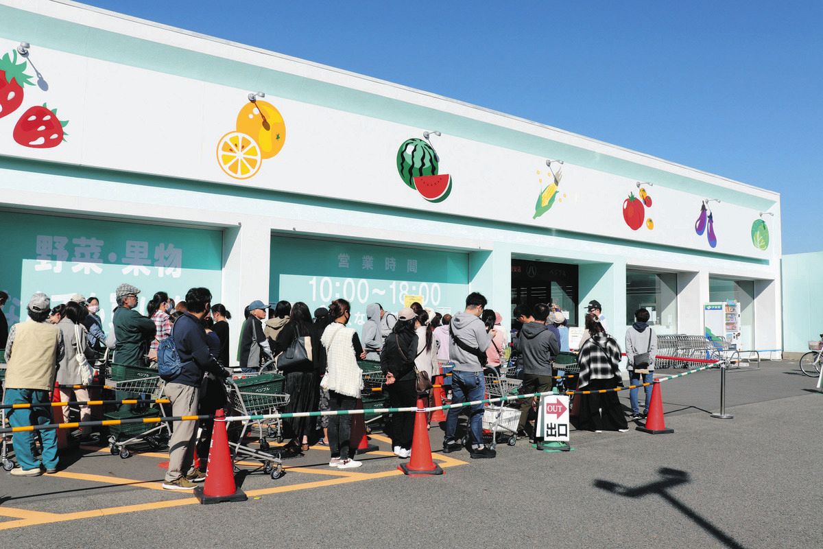 開店前から行列、激安青果店「ベジブル小牧店」の狙いとは スーパーの 