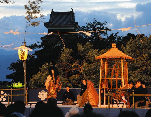 和の舞台 幽玄の世界 松本城で薪能 中日新聞web