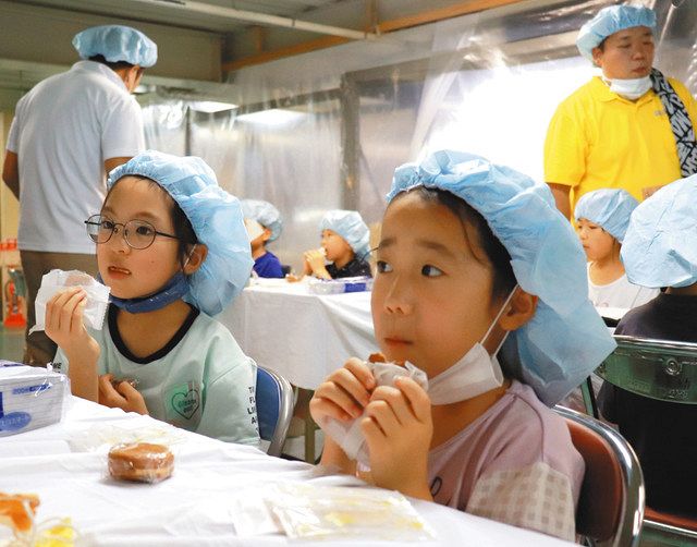 まんじゅうなどを試食する児童たち＝熊野市有馬町の糸川屋製菓で 