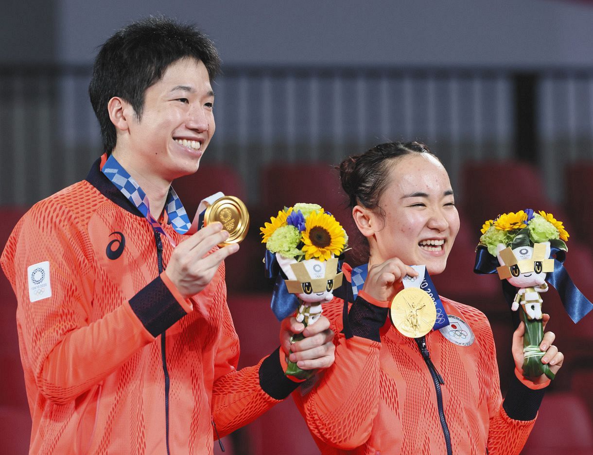 混合ダブルスで金メダルを獲得した水谷隼と伊藤美誠