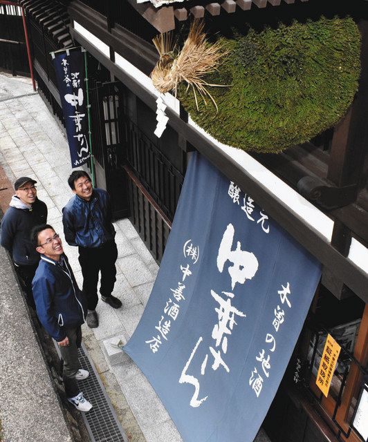 杉玉を掛け替え「新酒できたよ」 木曽の中善酒造店：中日新聞Web