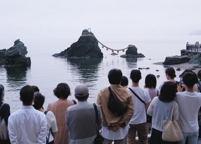 夏至の夫婦岩、日の出見られず 「雨降らないだけよかった」：中日新聞Web