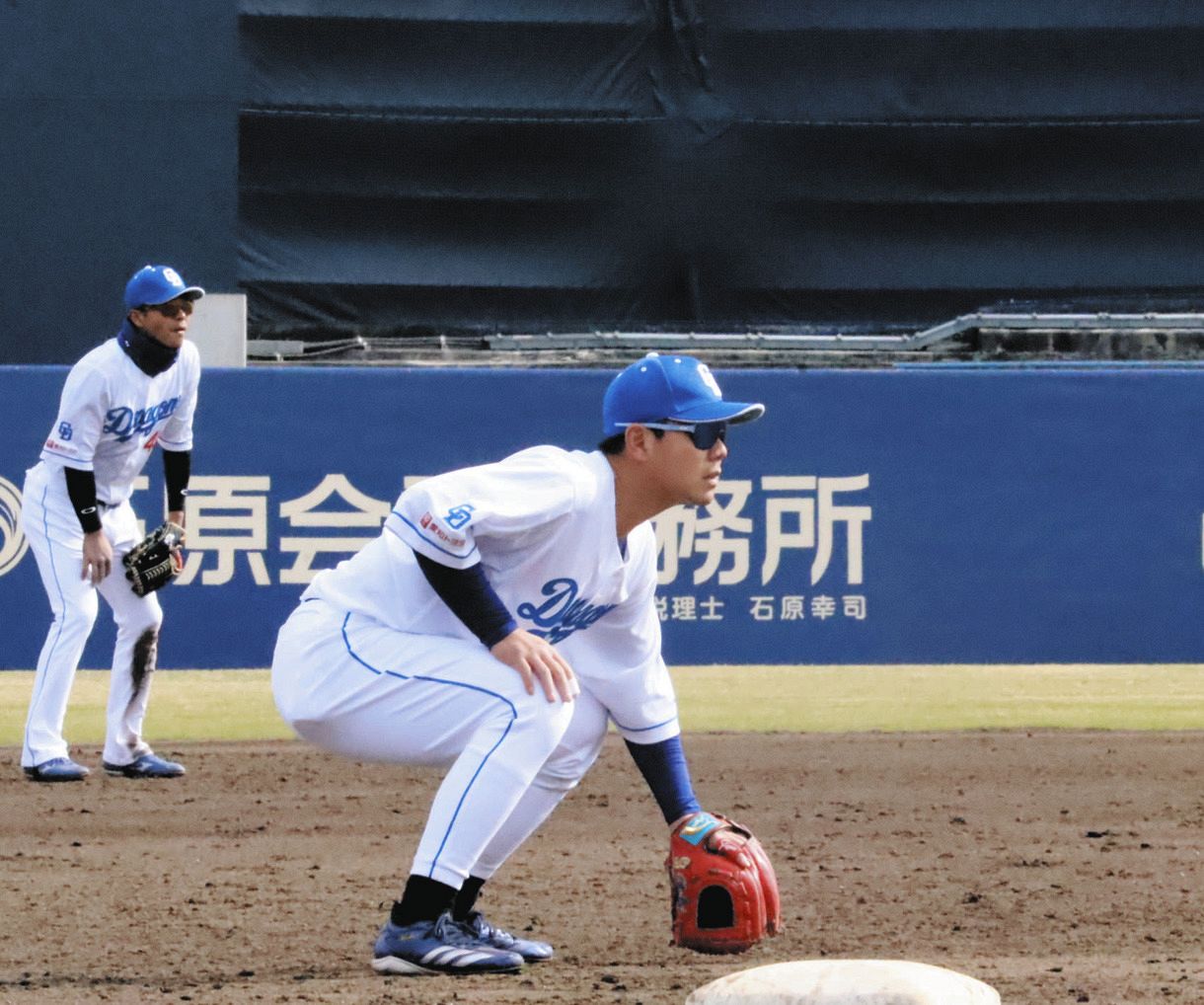 中日2軍】高橋周平が今季初実戦守備 キャンプ中に打球が当たった右手人