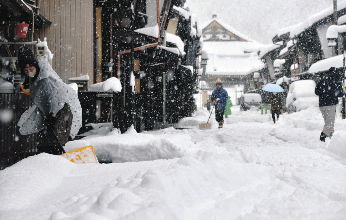 車で帰れないスノーボーダーも 今季最大の積雪129センチ、郡上のまちは