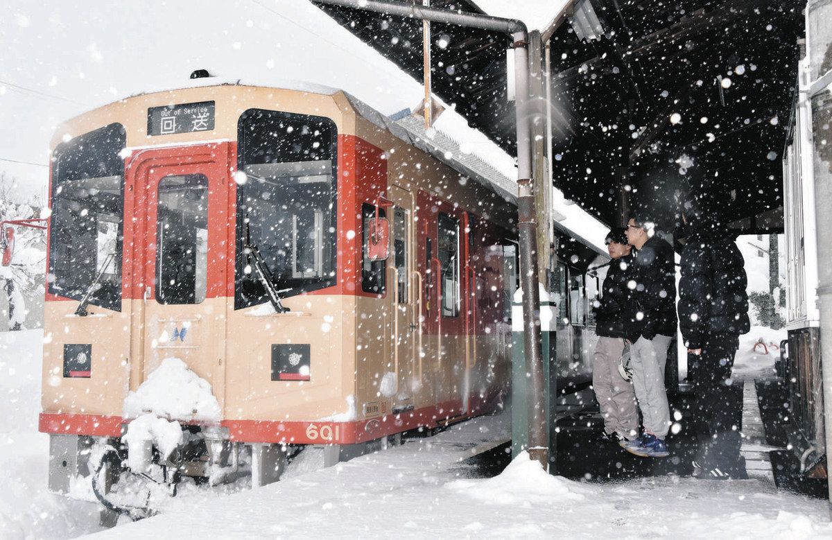 車で帰れないスノーボーダーも 今季最大の積雪129センチ、郡上のまちは