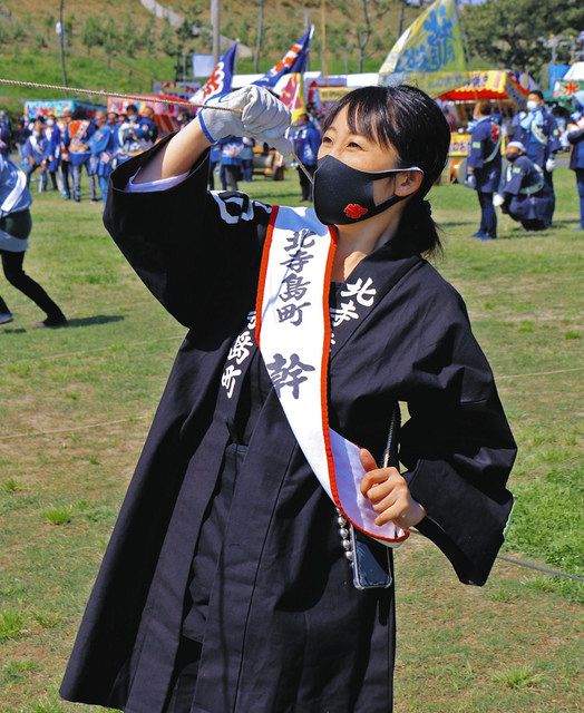 凧揚げに挑戦する大城七瀬さん＝浜松市南区の凧揚げ会場で 