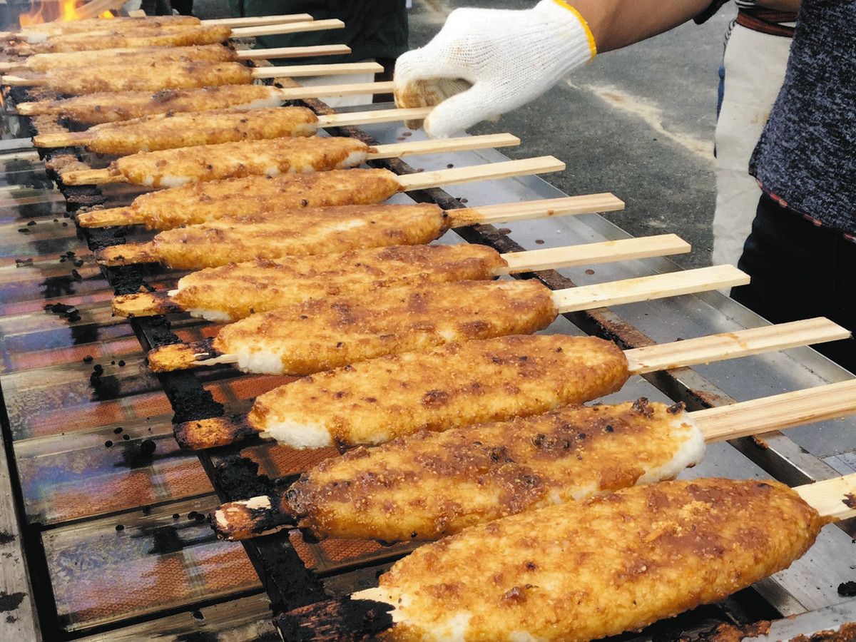 ヘボをたれにすり込んだヘボ五平餅＝恵那市串原で
