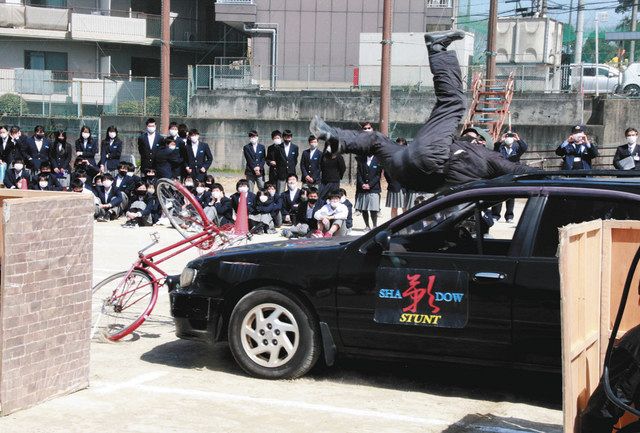 自転車事故をスタントマンが再現 草津 玉川中で交通安全教室 中日新聞web