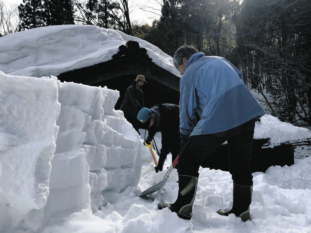 ボランティアが郡上・県重文の若宮家で雪下ろし 10人が3時間かけ：中日