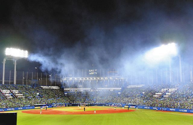 ６回表２死一塁、打者大島のとき、付近で上がった花火の煙が流れ込み、試合が一時中断する