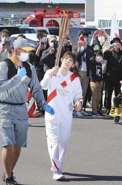快晴の美し国、笑顔の輪 聖火リレー県内1日目：中日新聞Web