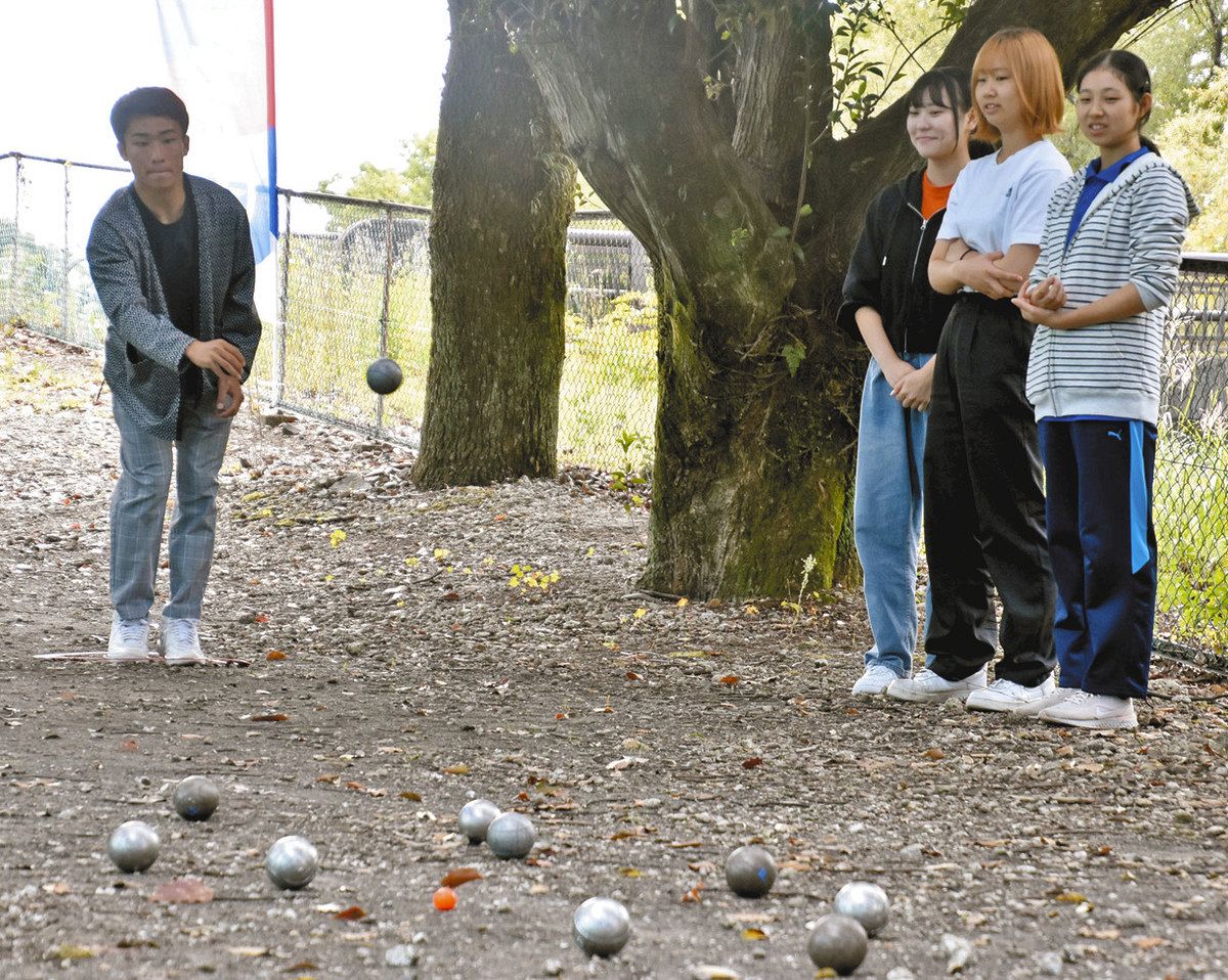 ペタンクやってみよう！ フランス発祥球技、岐阜で学生全国大会：中日