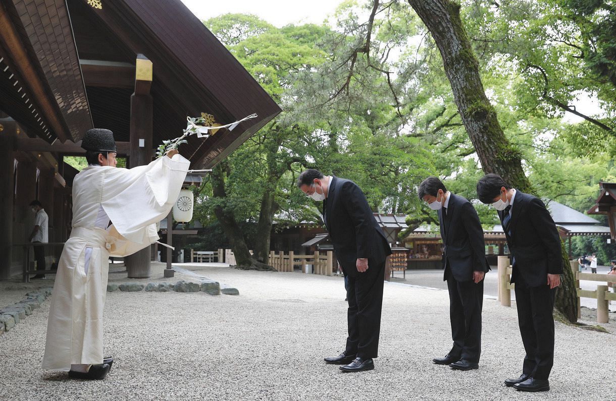 大相撲名古屋場所の安全祈願参拝を前に、神主からおはらいを受ける出羽海親方（左から２人目）ら関係者