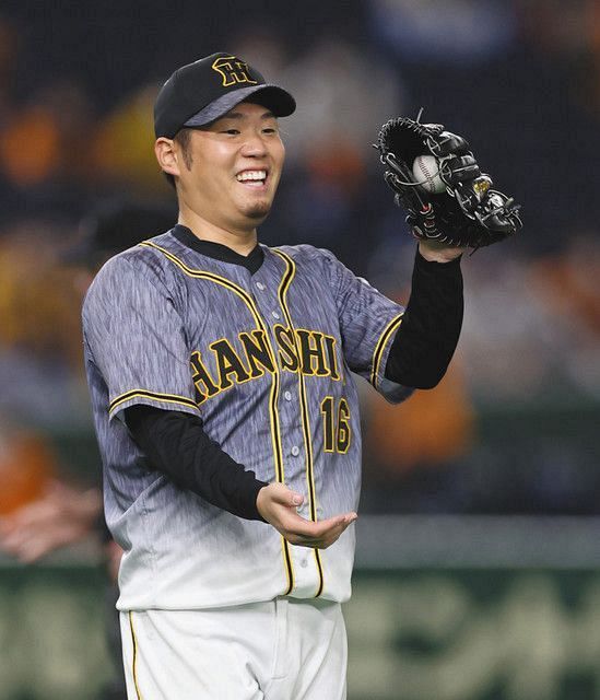 2試合連続の完封勝利を挙げ、ウイニングボールを手に笑顔を見せる阪神・西勇