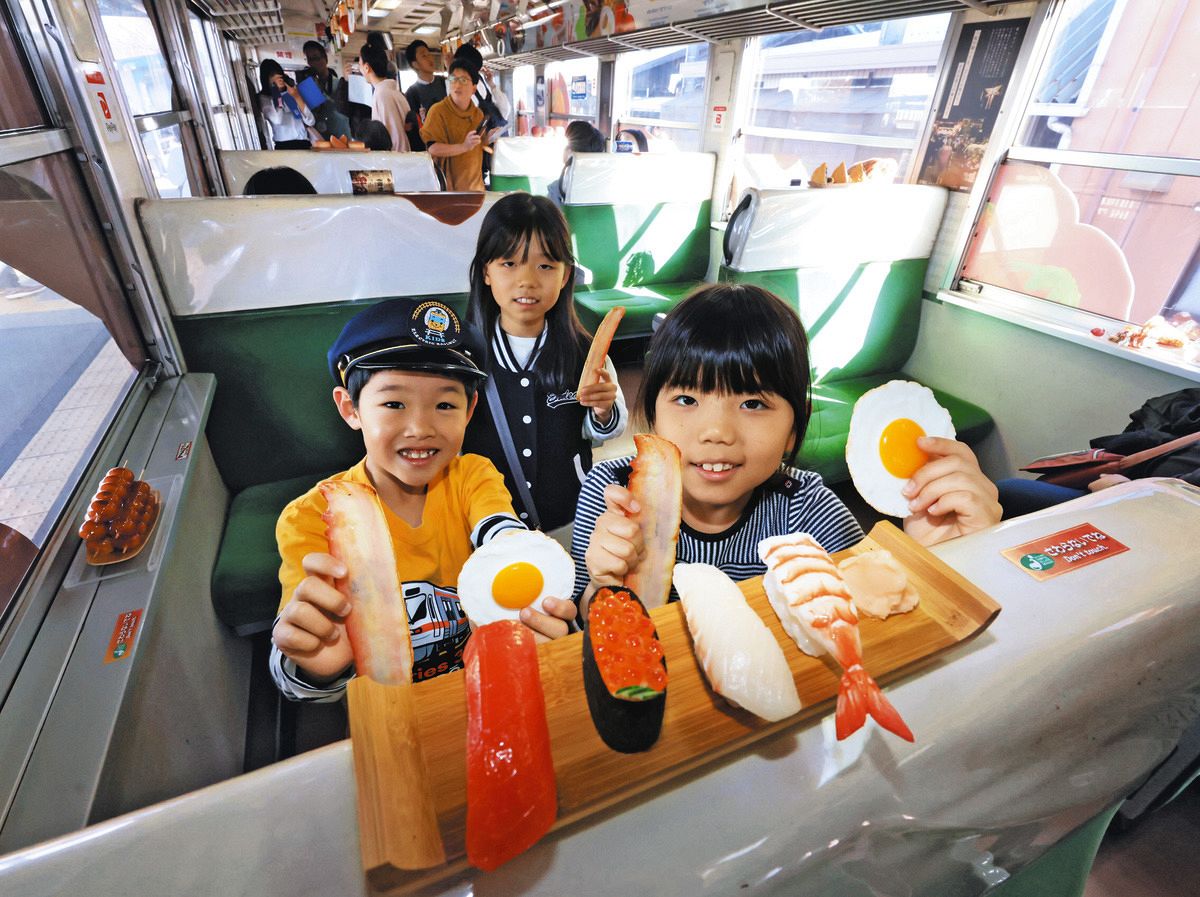 思わず手を伸ばしそう… 長良川鉄道・関駅で「食品サンプル列車」の出発