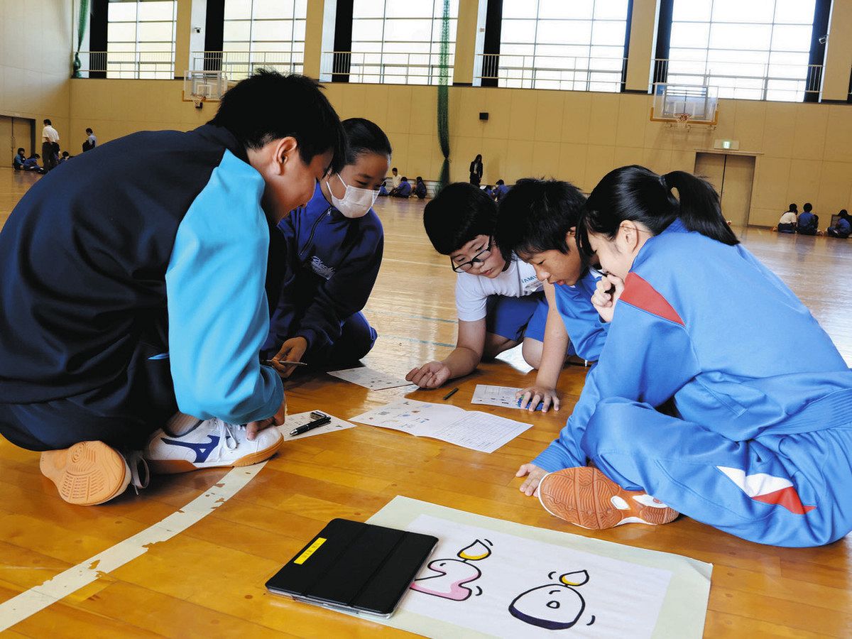異なる学校でグループをつくり親交を深める生徒たち＝恵那市山岡町の山岡中で