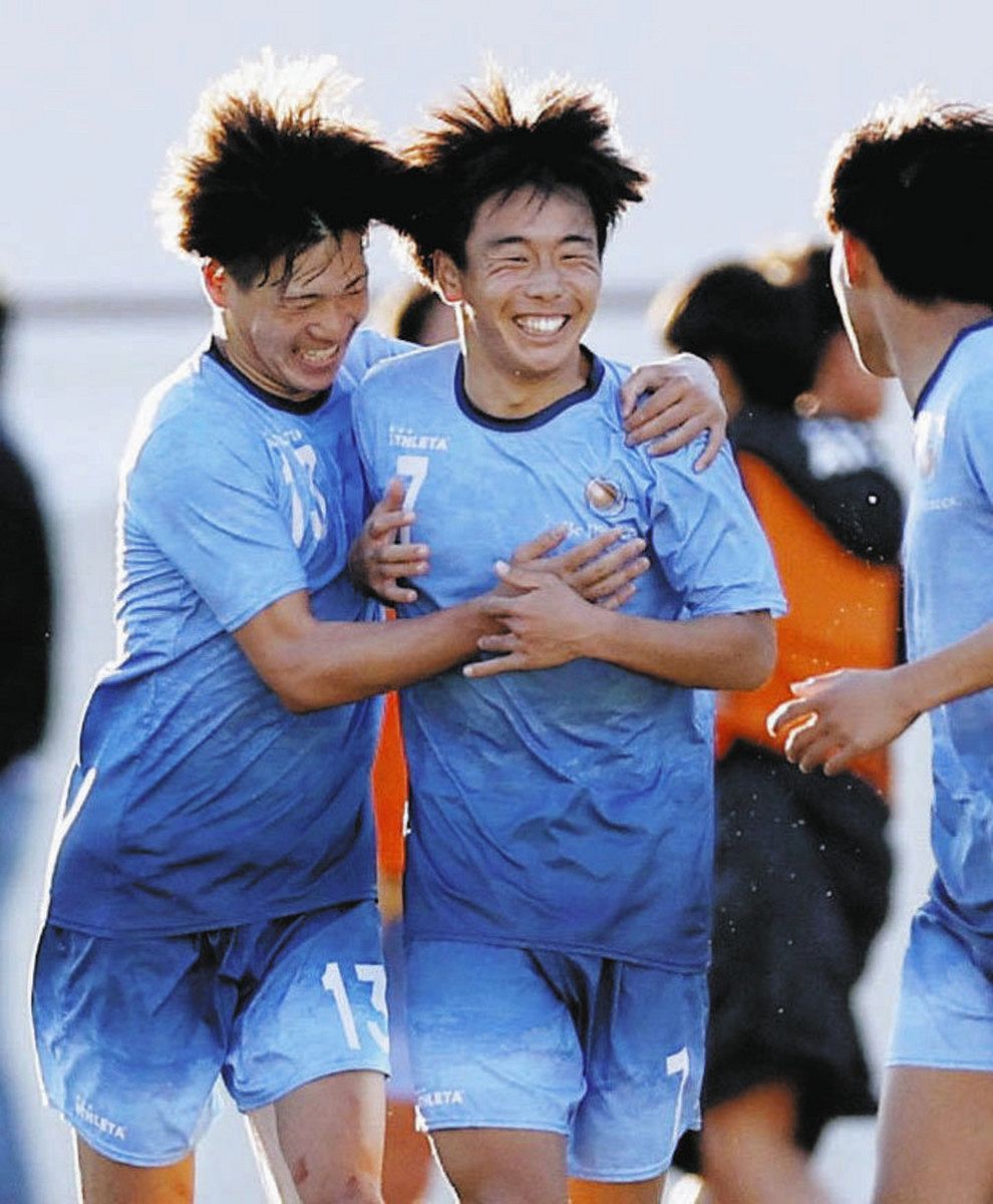 高校サッカー、近江が激戦制して4強 「殴り合おう」劇的勝利を呼んだ