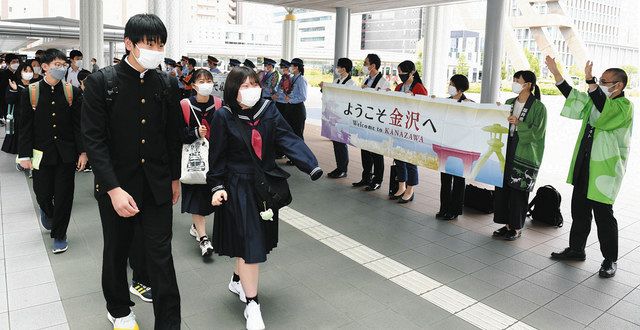 修学旅行の中学生を出迎えるＪＲや県職員ら＝ＪＲ金沢駅金沢港口で 