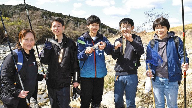 アマゴ ニジマス来たよ 岐阜県瑞浪市の土岐川で釣り大会 中日スポーツ 東京中日スポーツ