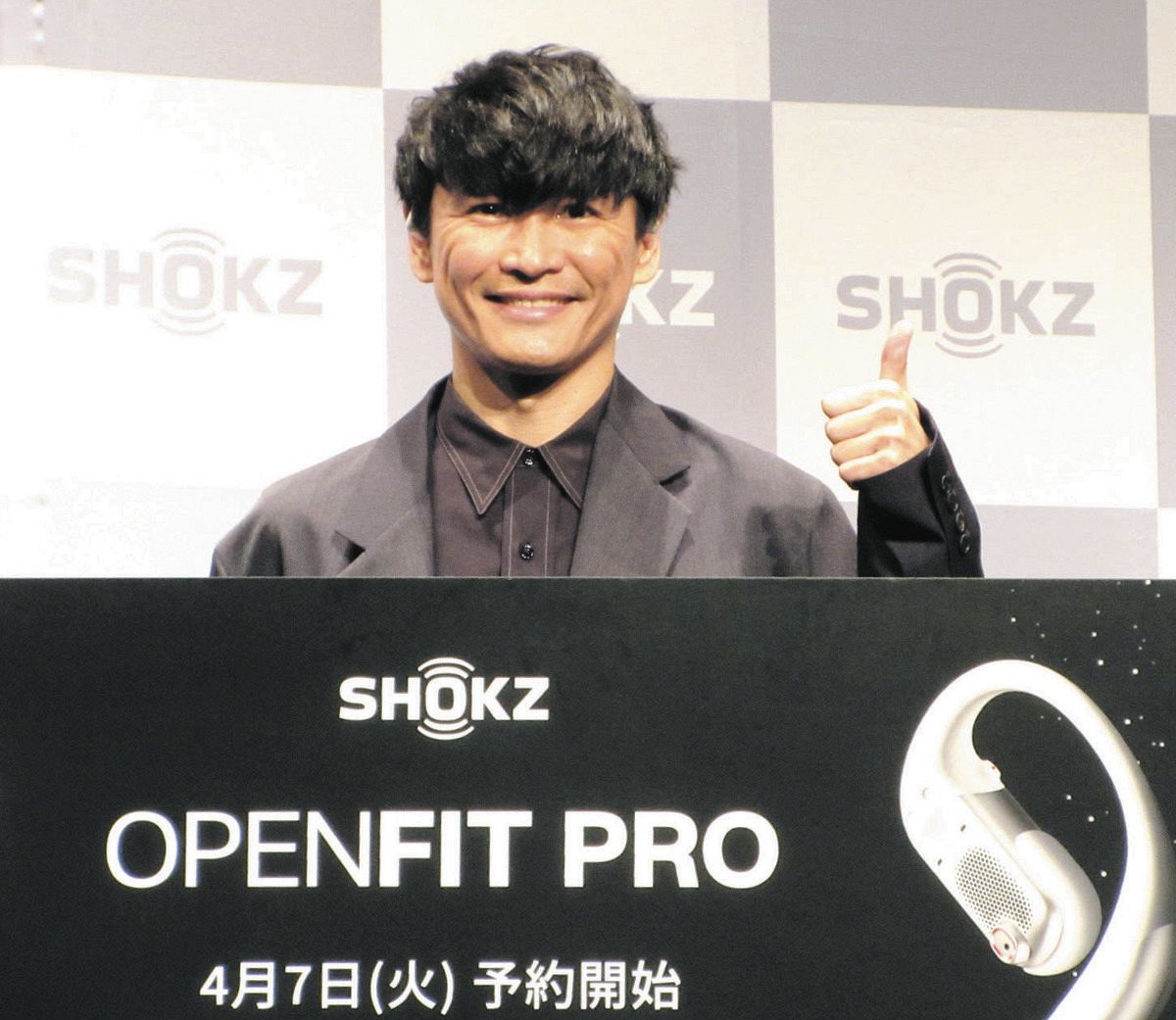 サカナクション山口一郎、愛用するイヤホンを”パートナー”に例えられ