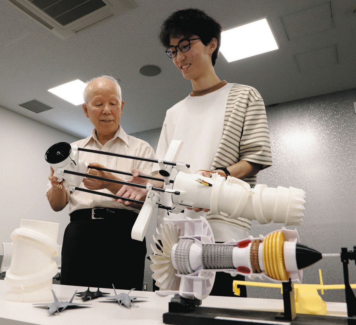 3Dプリンターで戦闘機の模型作りに夢中 日進市の高専生、再会した