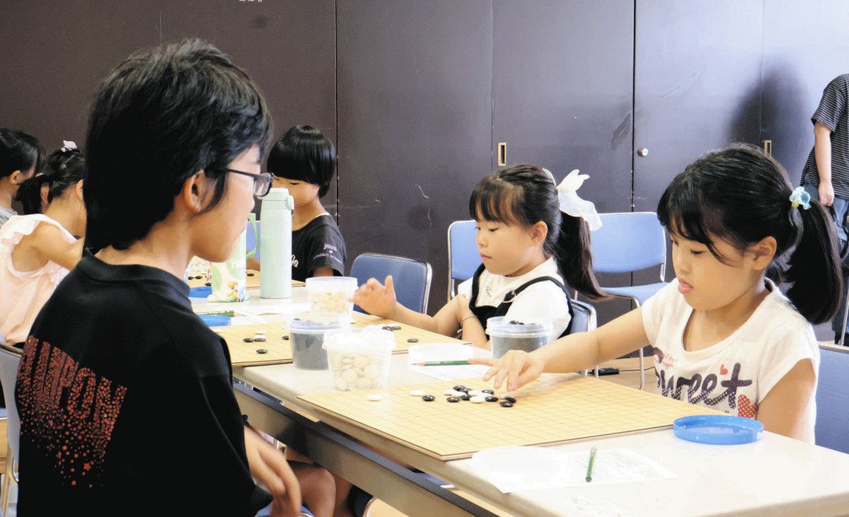 先を読み慎重に碁石置く 三重県熊野市で子ども囲碁大会：中日新聞Web