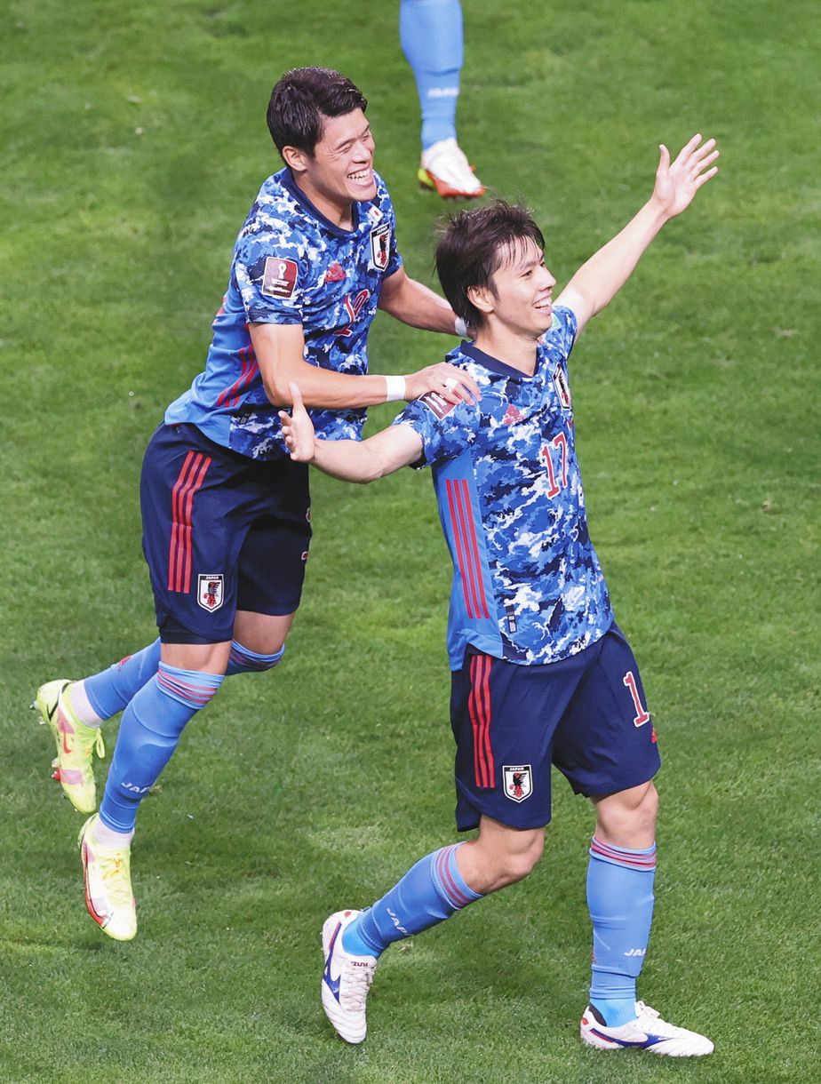 日本―オーストラリア　前半、先制ゴールを決め喜ぶ田中（右）