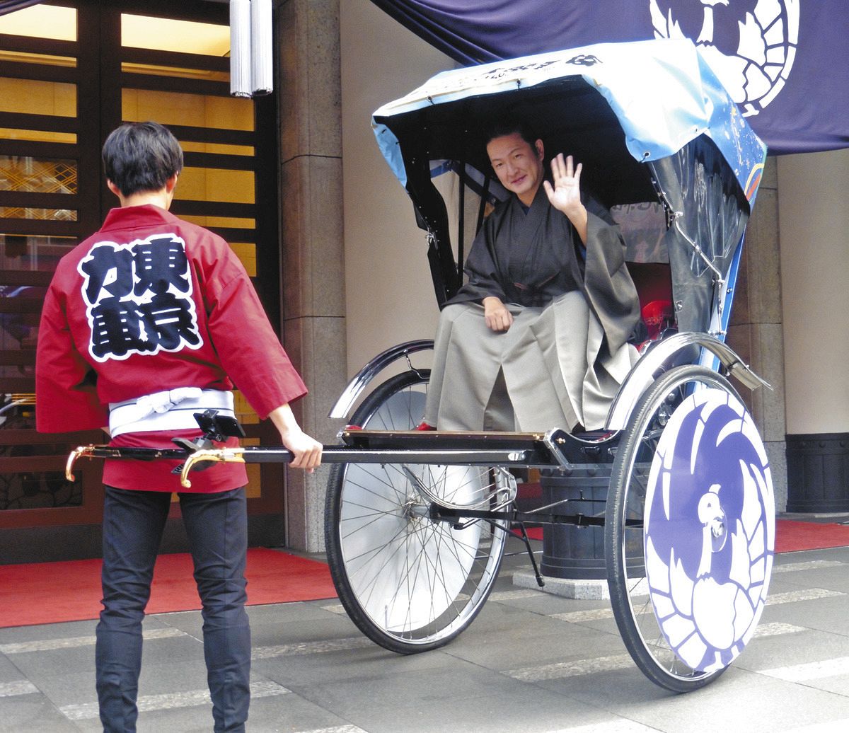 中村獅童がポケトーク搭載の”超歌舞伎”PR人力車に試乗、誕生10年「今回