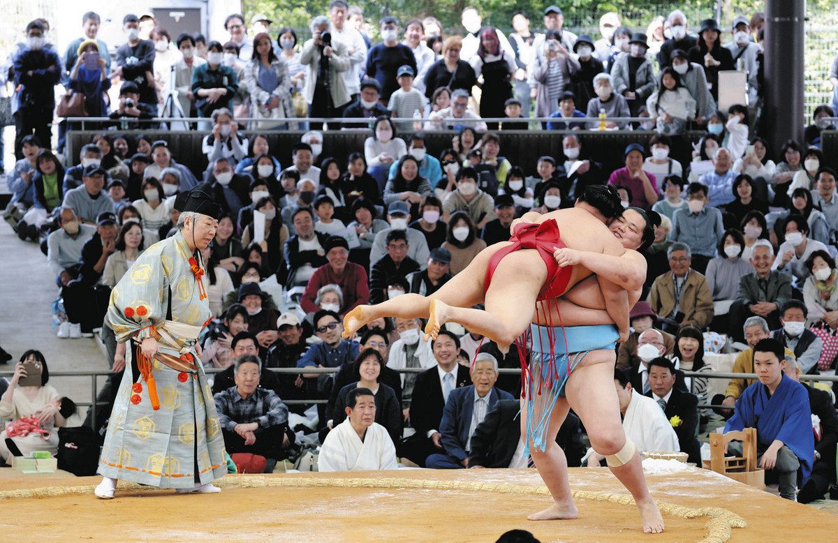 伊勢で神宮奉納大相撲、全国からファンで会場に熱気 土俵入りや取組に
