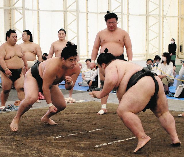 熱のこもった稽古を繰り広げる力士たち＝長浜市山階町で 