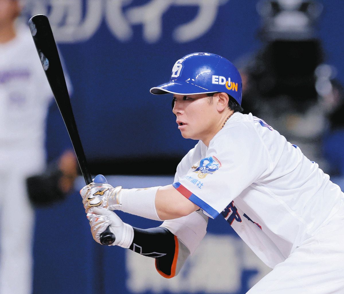 焦ったー」あわや死球で一時ベンチへ… 中日・村松開人、ヒヤリとする