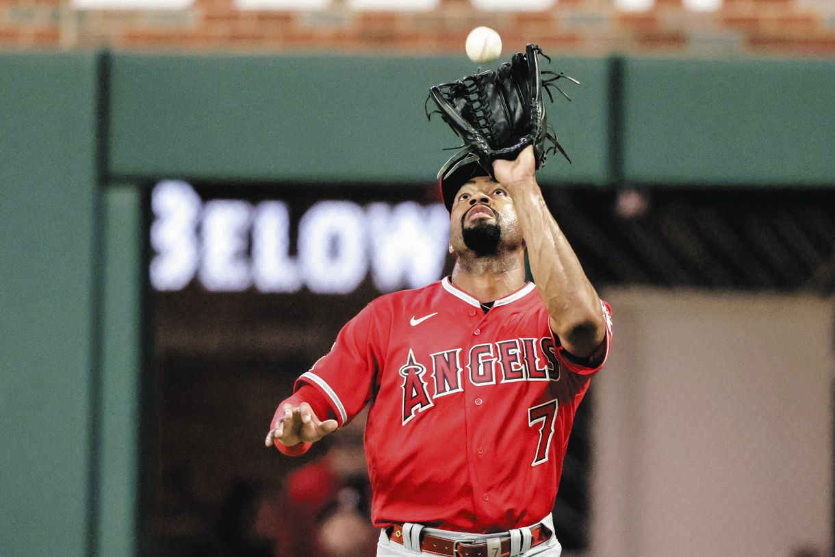 ｍｌｂ エンゼルスのジョー アデルがまたやらかした 拙守でクッションボール処理あやまり二塁打が一転 ランニングホームラン 中日スポーツ 東京中日スポーツ