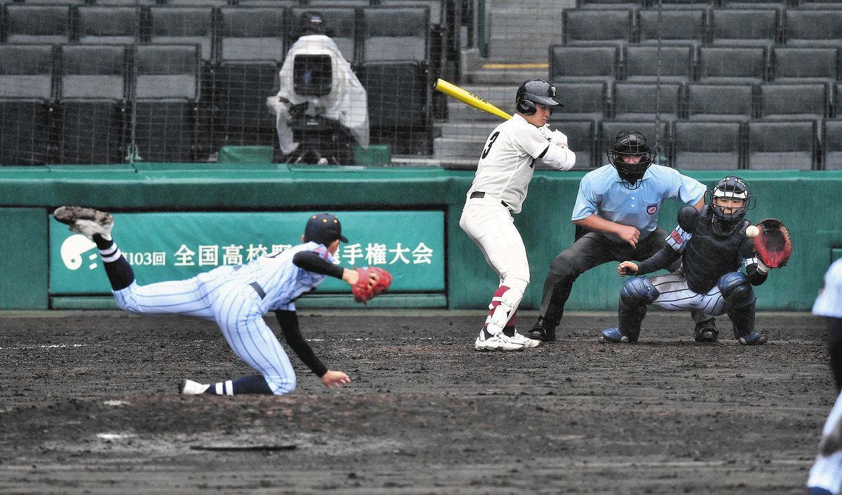 写真】滑る…止まる…泥だらけの甲子園：中日スポーツ・東京中日スポーツ