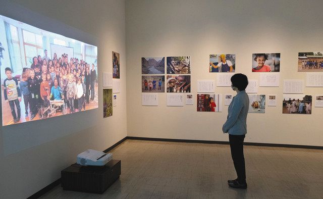 世界各国の子どもたちの写真が並ぶ会場＝辰野町樋口の辰野美術館で
