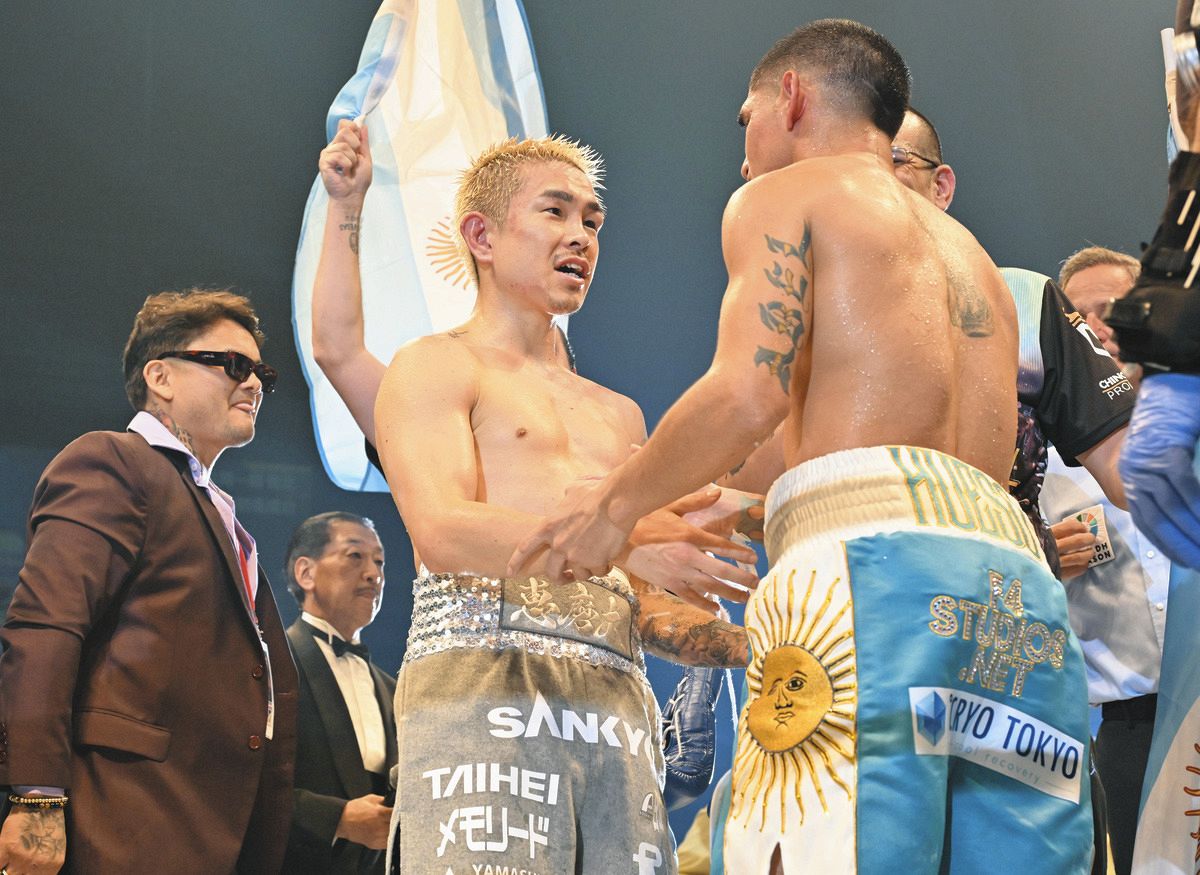 井岡一翔、ダウン奪い意地見せるも判定で敗れる スタンドからの拍手の