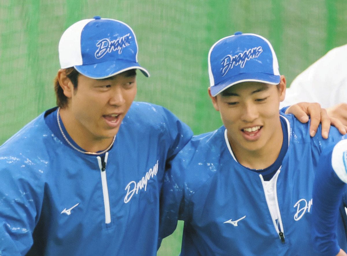 ◇中日・高橋幸佑、高橋宏斗と肩組み笑顔【写真】：中日スポーツ・東京
