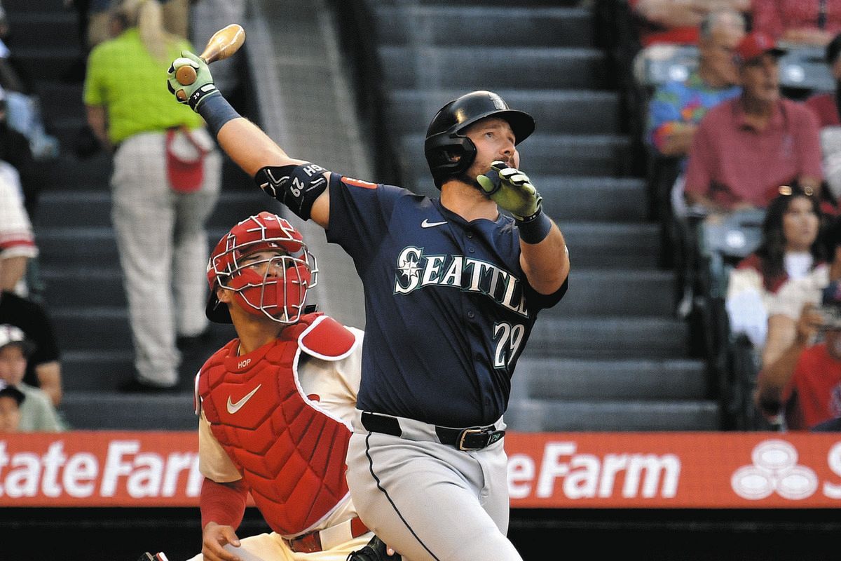 マリナーズのラリー、2発で26号 ベンチとマントルを抜く”2つの称号”が