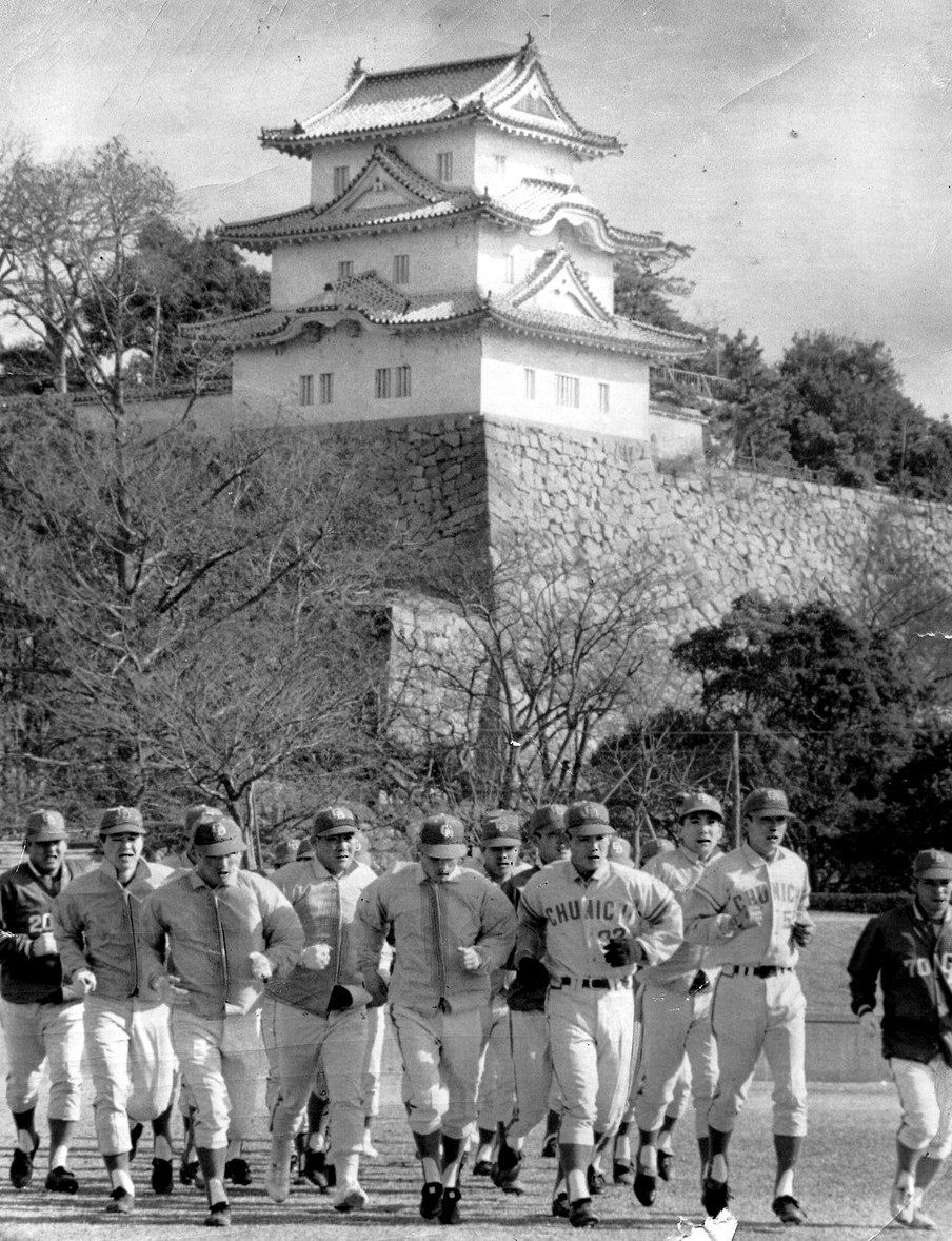 １９７０年２月、冬日にはえる明石城を背にランニングする竜バッテリー組