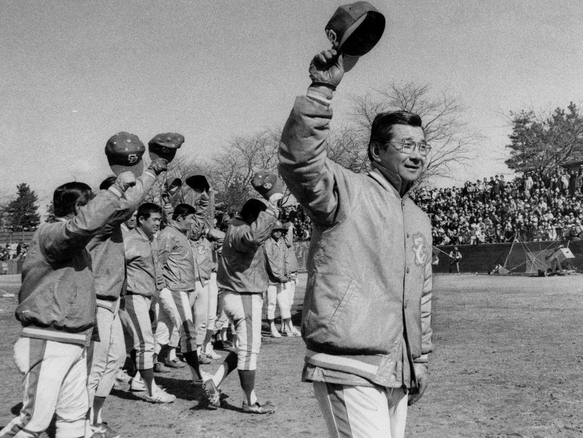 リーグ優勝した翌年となる１９７５年２月、ファンに手を上げて引き揚げる中日・与那嶺要監督（右）