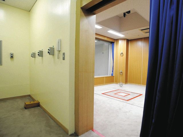 東京拘置所にある「刑場」の「ボタン室」から見た「執行室」（右奥）。ボタンの操作で執行室の床板が開き、ロープを首にかけて立たされた死刑囚が絞首刑となる＝東京・小菅で（代表撮影）