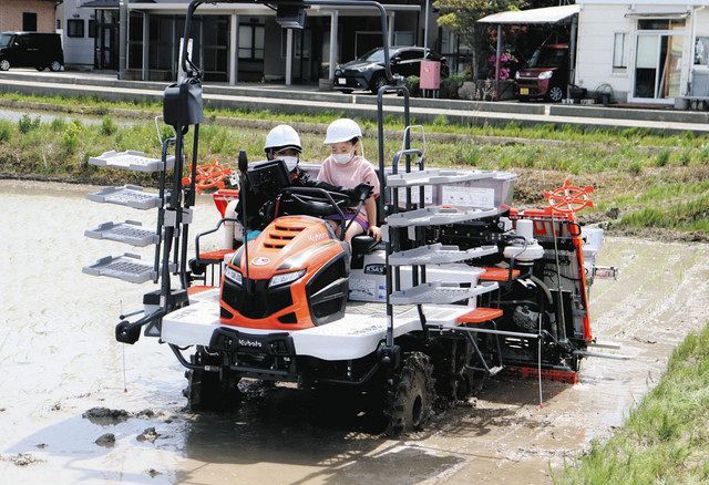 GPS田植え機 子どもらが試乗 JA松任青年部 体験会：北陸中日新聞Web
