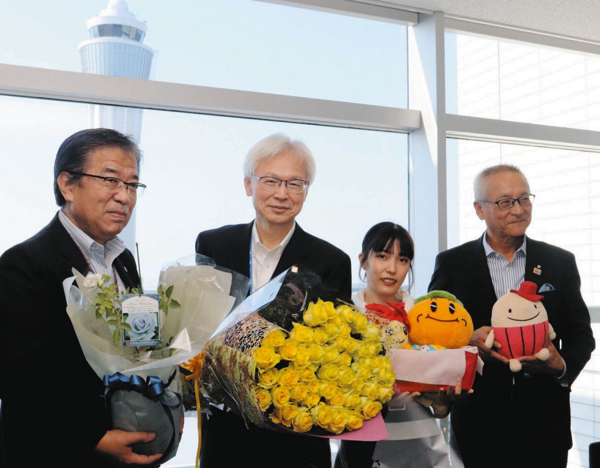 桜井副社長（左から2人目）にスカイローズなどを届けた宇佐美町長（右端）＝愛知県常滑市の中部国際空港で