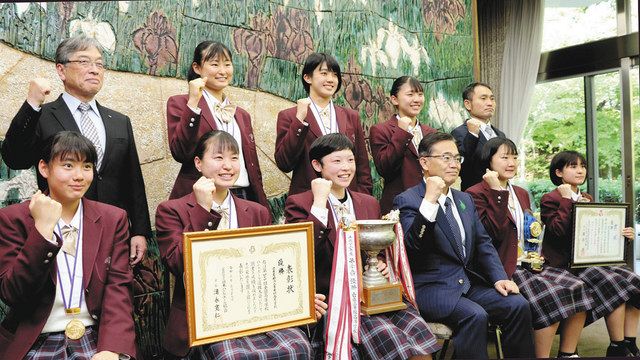 知事訪問し 3冠目指す 選抜v 市邨高女子ハンド部 中日新聞web 知事訪問し 3冠目指す 選抜v 市邨高女子ハンド部 中日新聞web