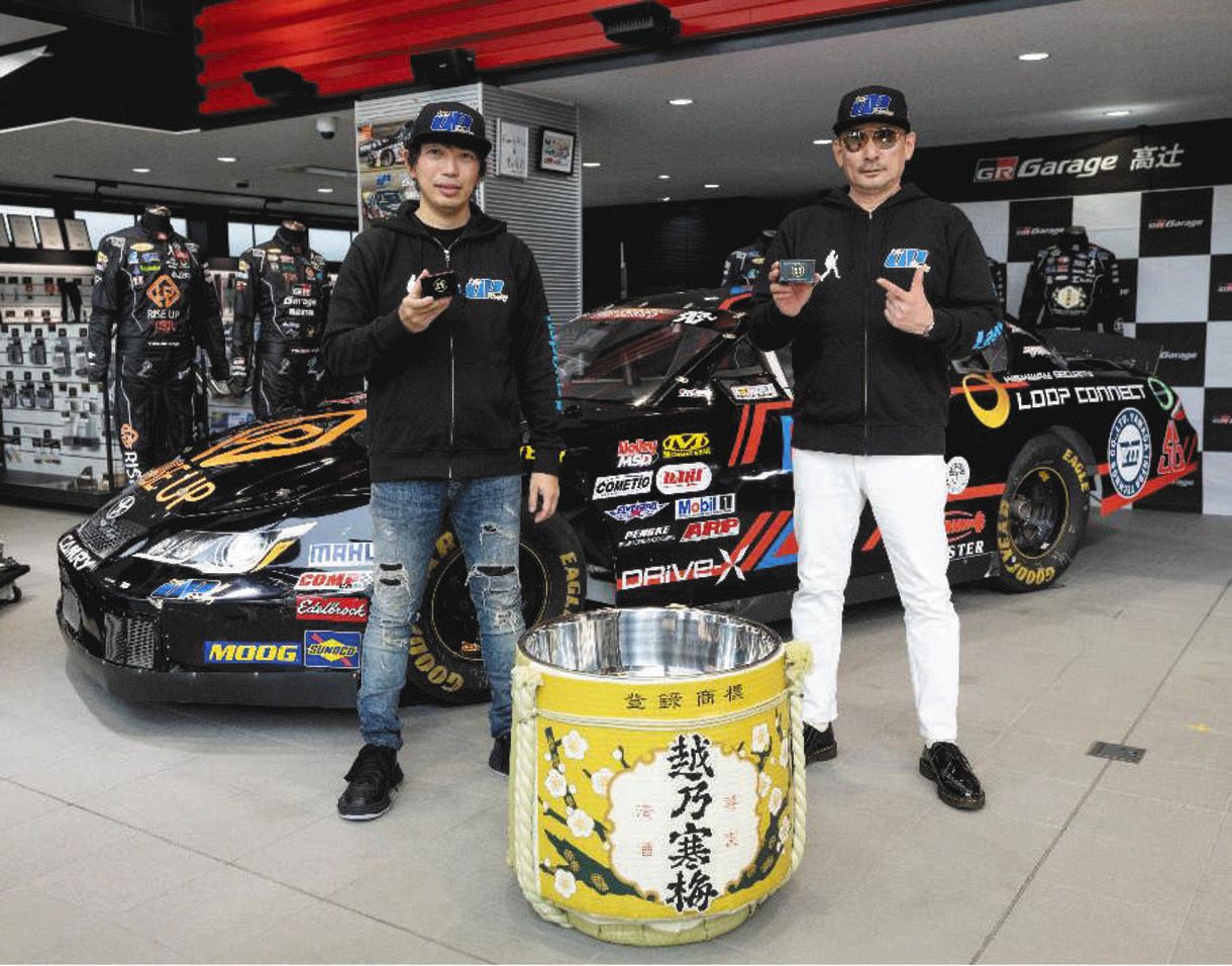 NASCARエクスフィニティシリーズへのスポット参戦が決まった古賀琢麻（左）。隣はチームをサポートするクレイジーケンバンドの横山剣