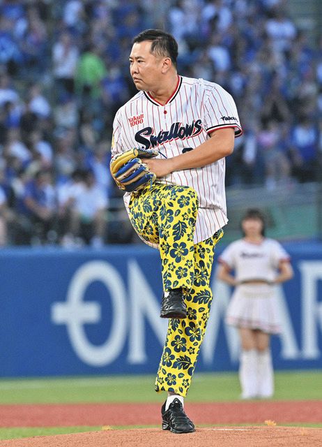 とにかく明るい安村が始球式 “決めポーズ”後にストライク投球「100点