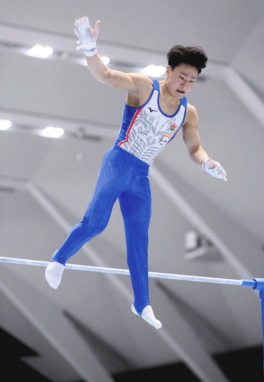 体操 予選トップの北園丈琉にアクシデント 鉄棒離れ技に失敗し落下 痛みひどく演技続行断念 中日スポーツ 東京中日スポーツ 体操 予選トップの北園丈琉にアクシデント 鉄棒離れ技に失敗し落下 痛みひどく演技続行断念 中日スポーツ 東京中日スポーツ