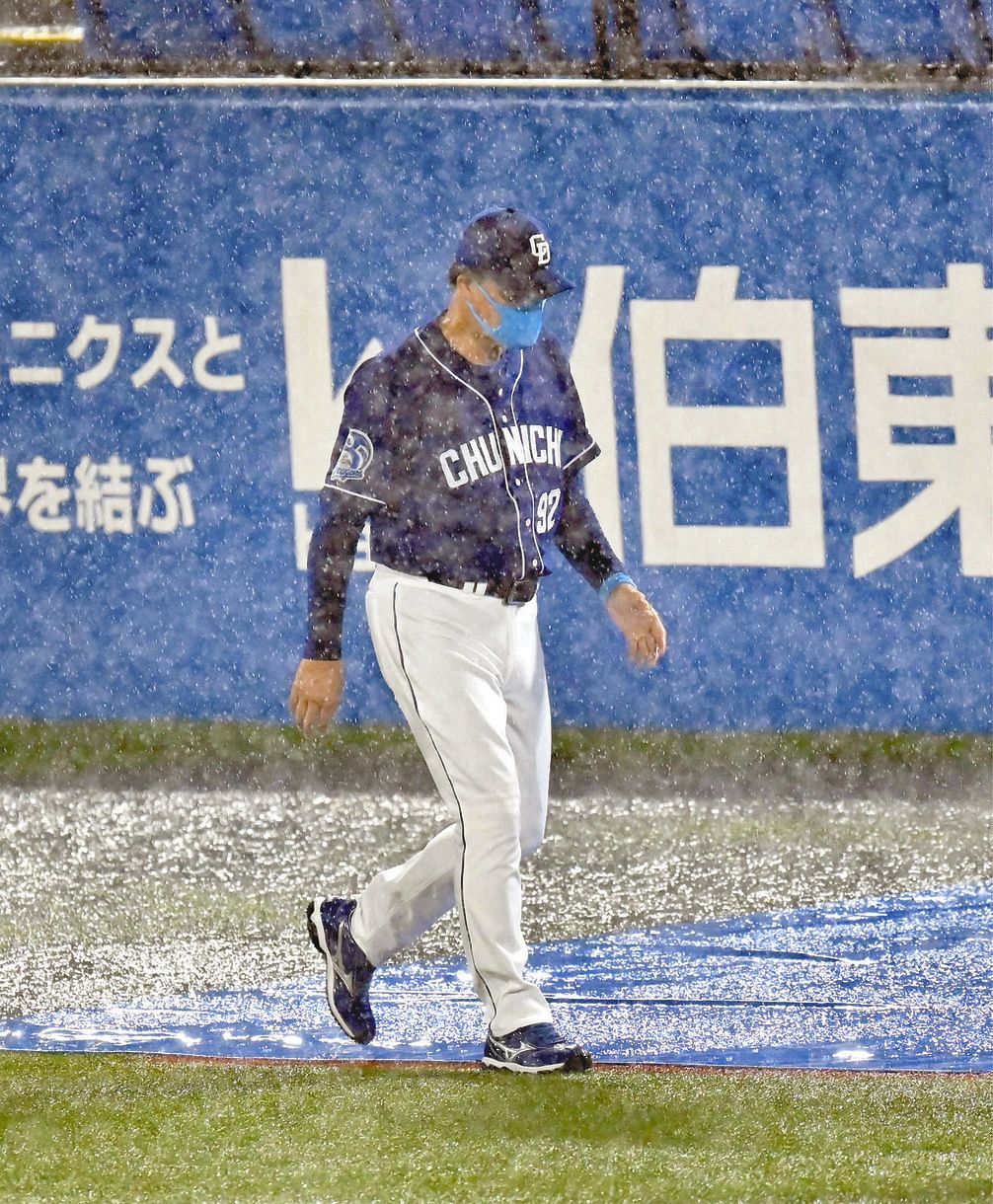 DeNAに降雨コールドで敗れ、どしゃ降りの中球場を後にする与田監督