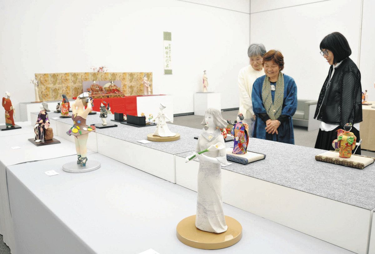洋画家・中山涼景作・人形に成ります。(ＳＭホール) キリの木の粘土から作る桐塑人形 21日まで、春日井で教室の作品展：中